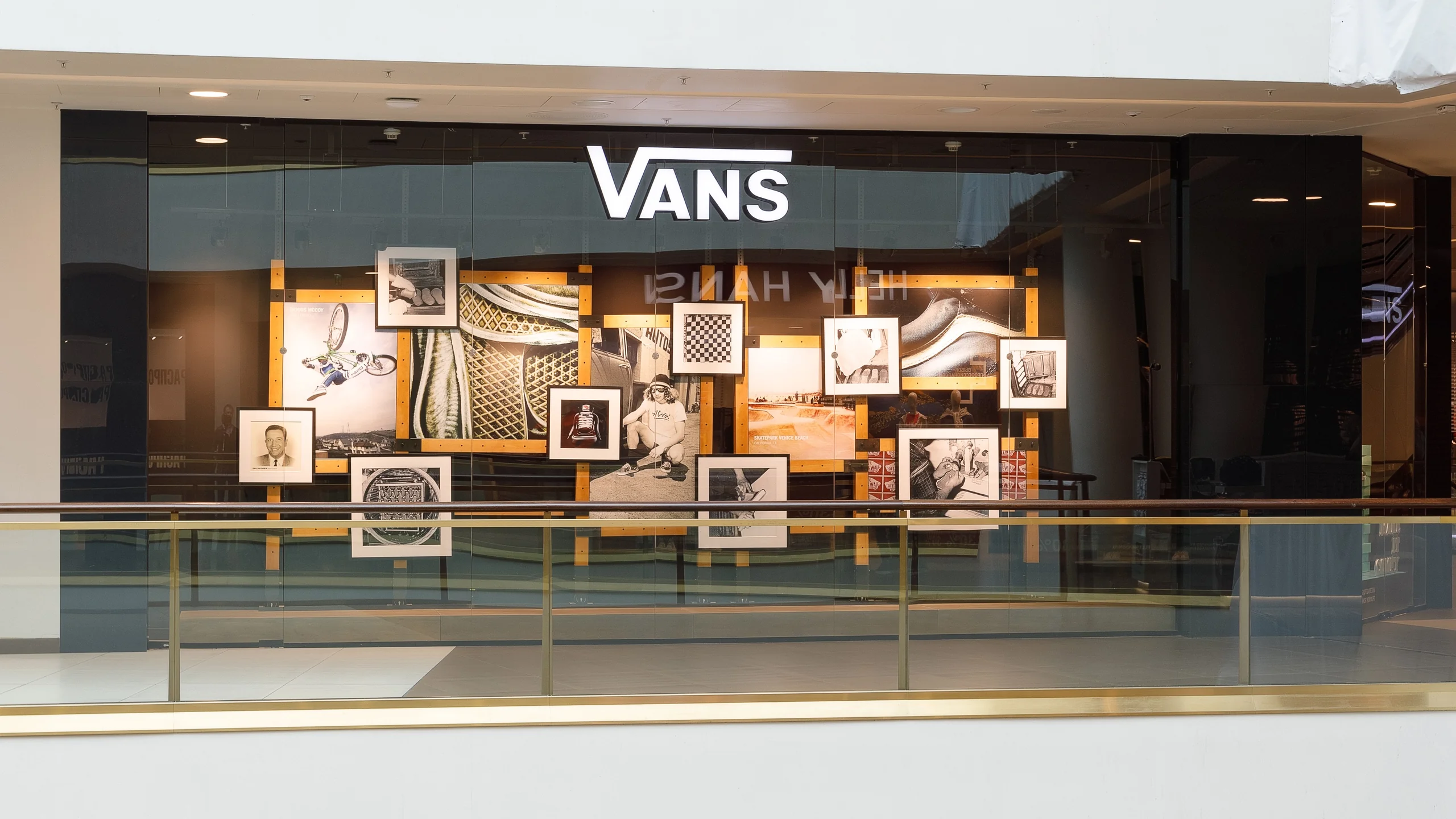 Витрина для Vans