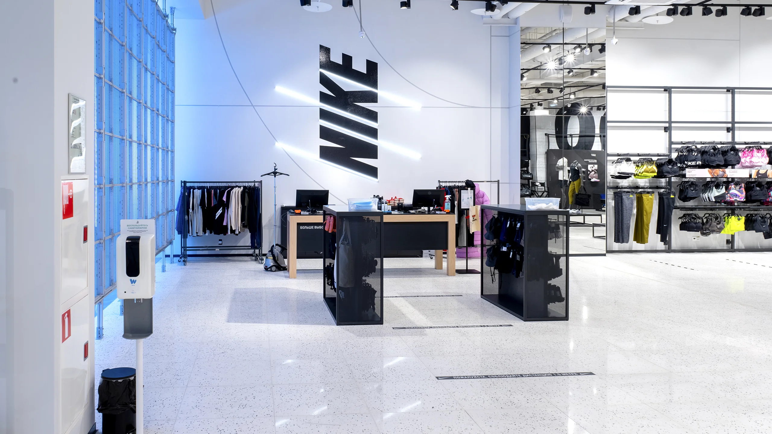 Оформление стен в Nike ТЦ Европолис