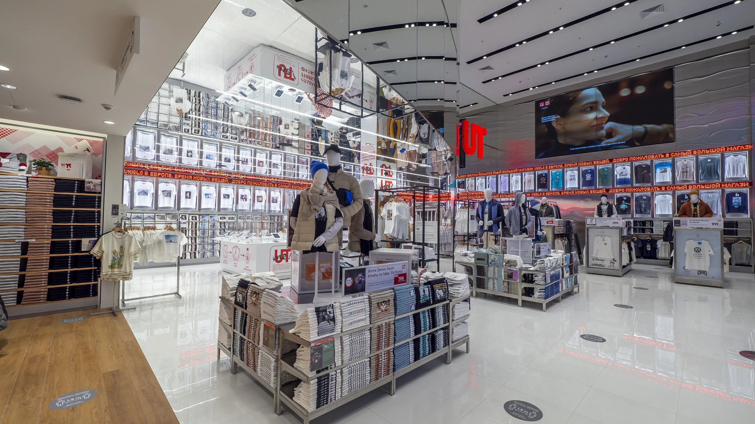 Шкафы и бегущая строка в Uniqlo