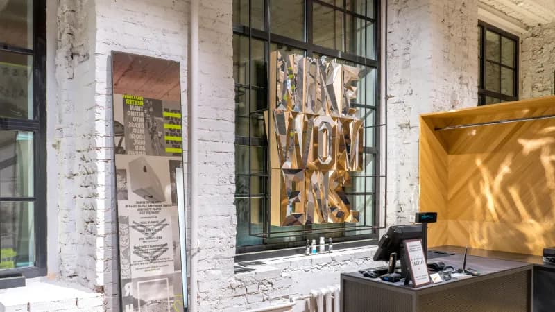 Зеркальные элементы Nike Кузнецкий Мост
