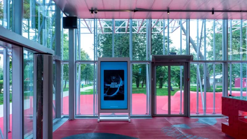 Экраны с тачскрином в Nike Box