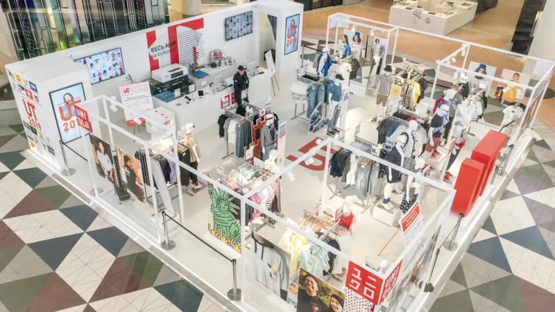 Pop-Up Uniqlo в Атриуме