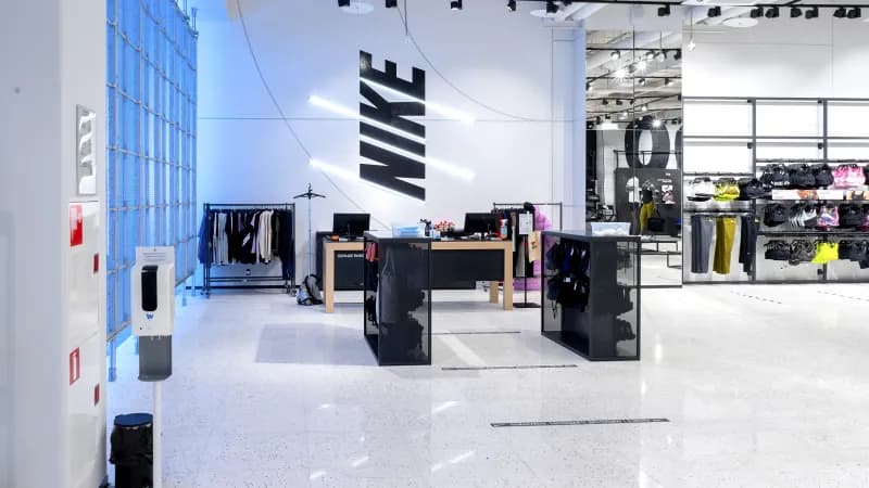 Оформление стен в Nike ТЦ Европолис