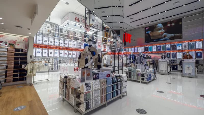 Шкафы и бегущая строка в Uniqlo