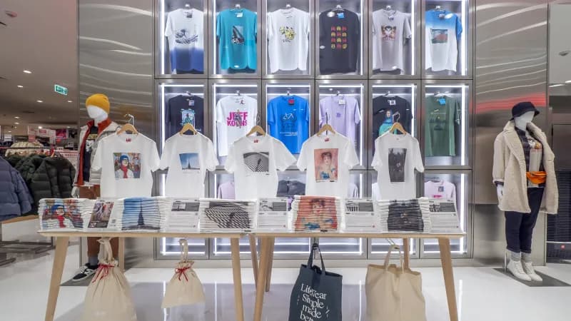 Шкафы и бегущая строка в Uniqlo