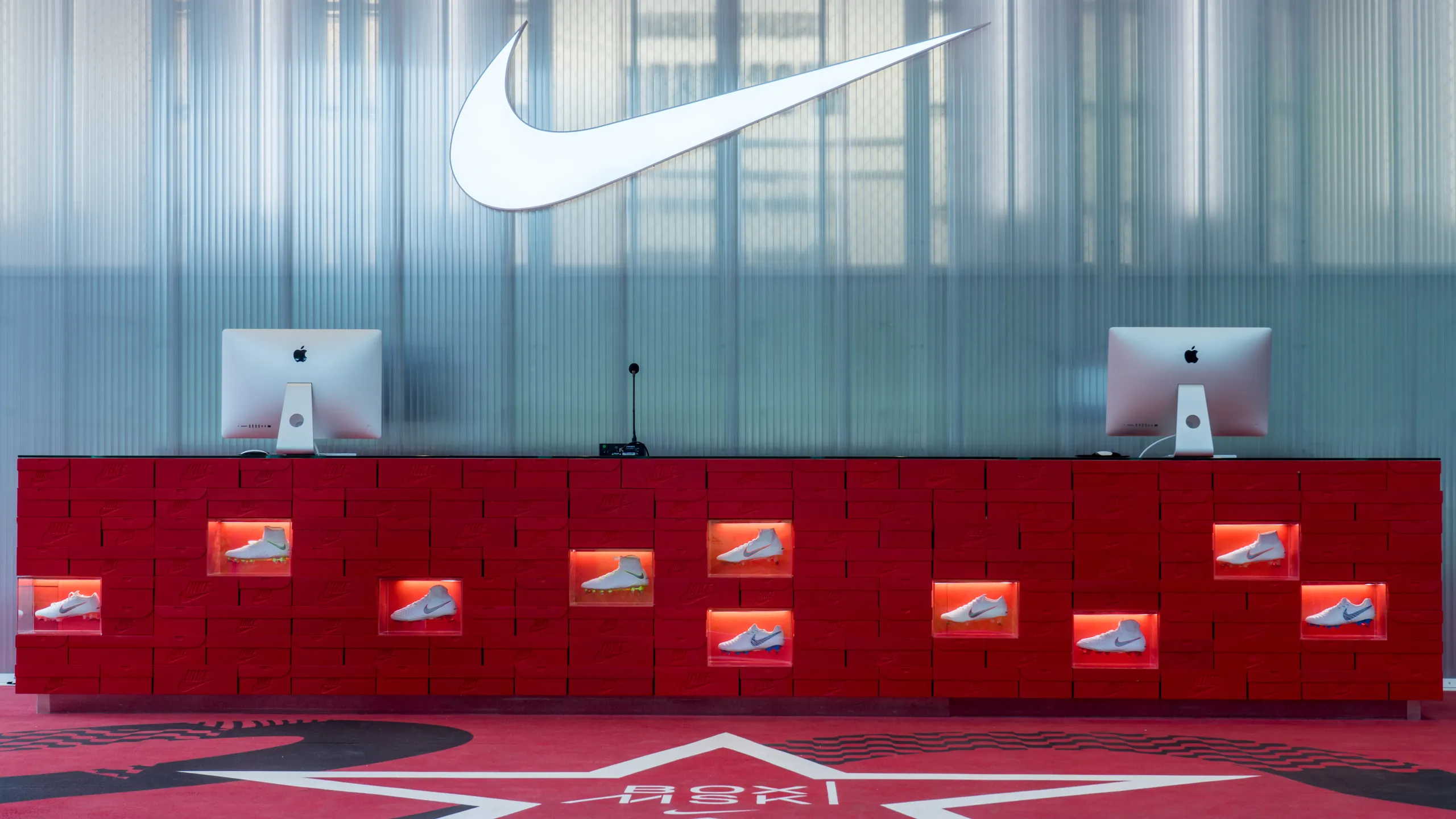 Стойка ресепшен в Nike Box