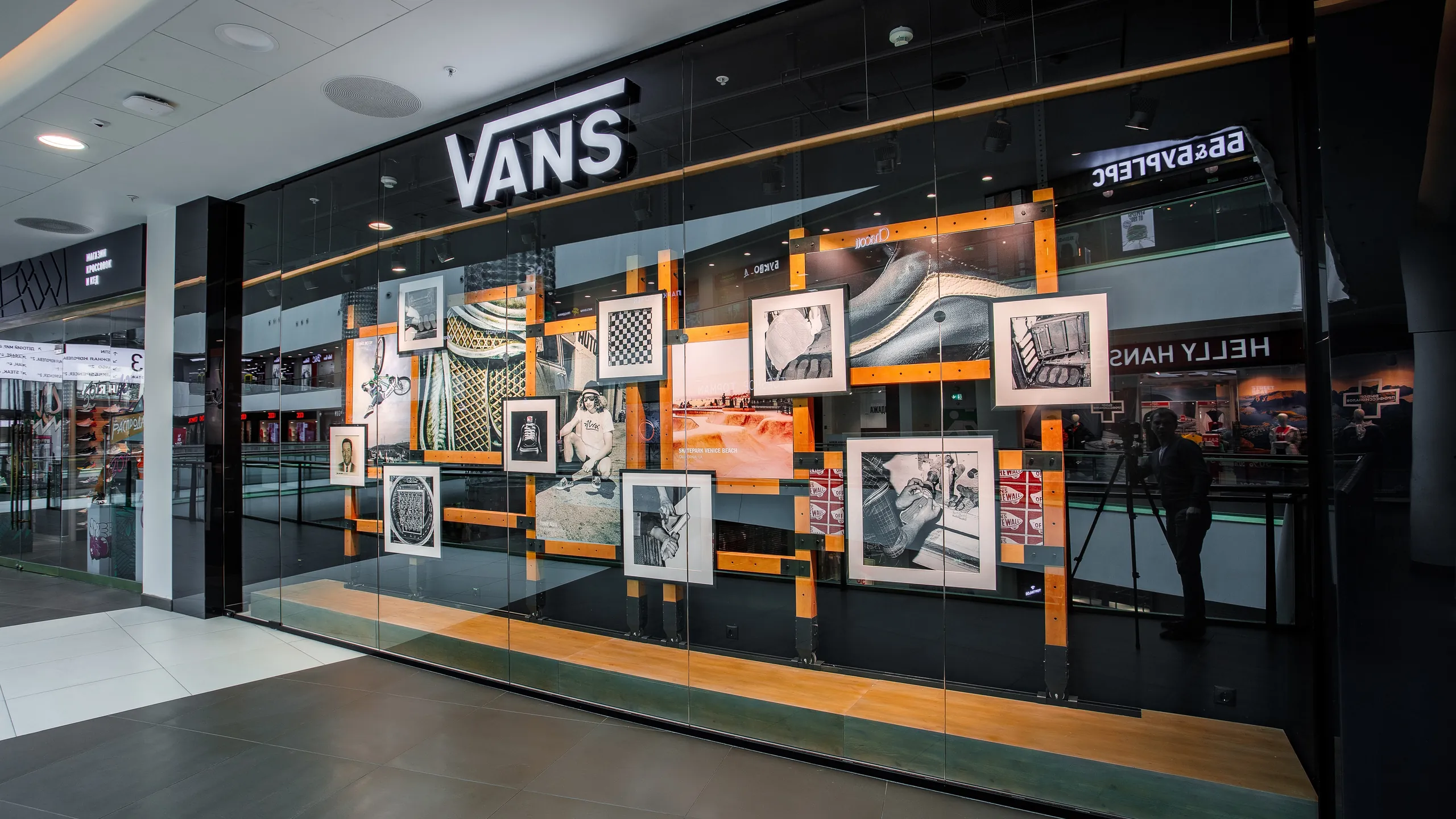 Витрина Vans ТЦ Галерея