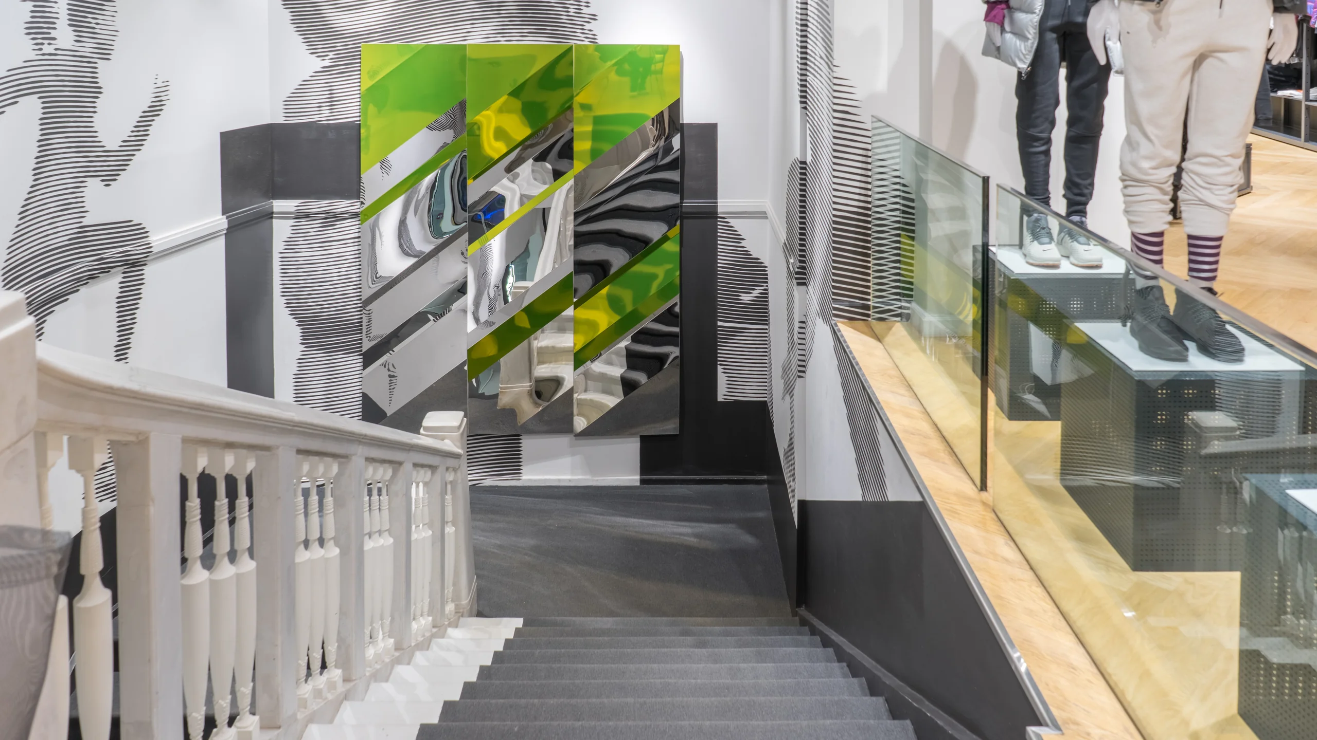 Зеркальные элементы Nike Кузнецкий Мост - 2