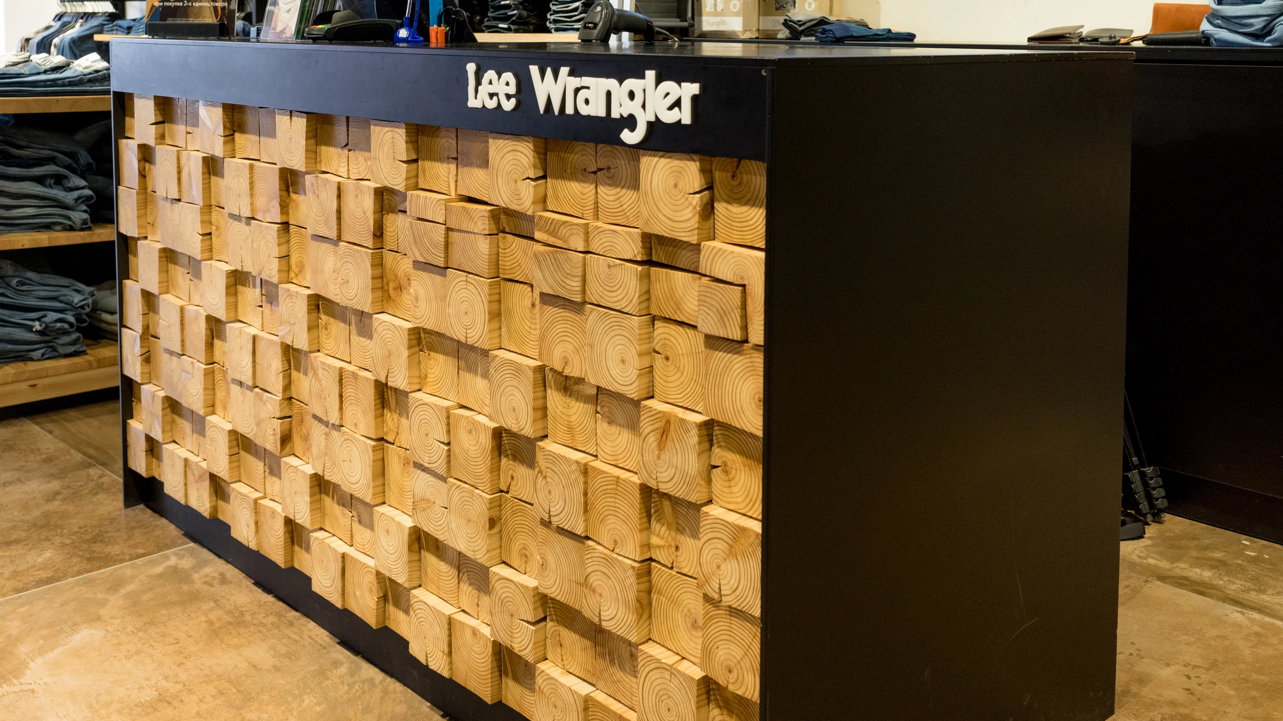 Магазин Lee Wrangler в ТЦ Outlet Village Vnukovo - 2