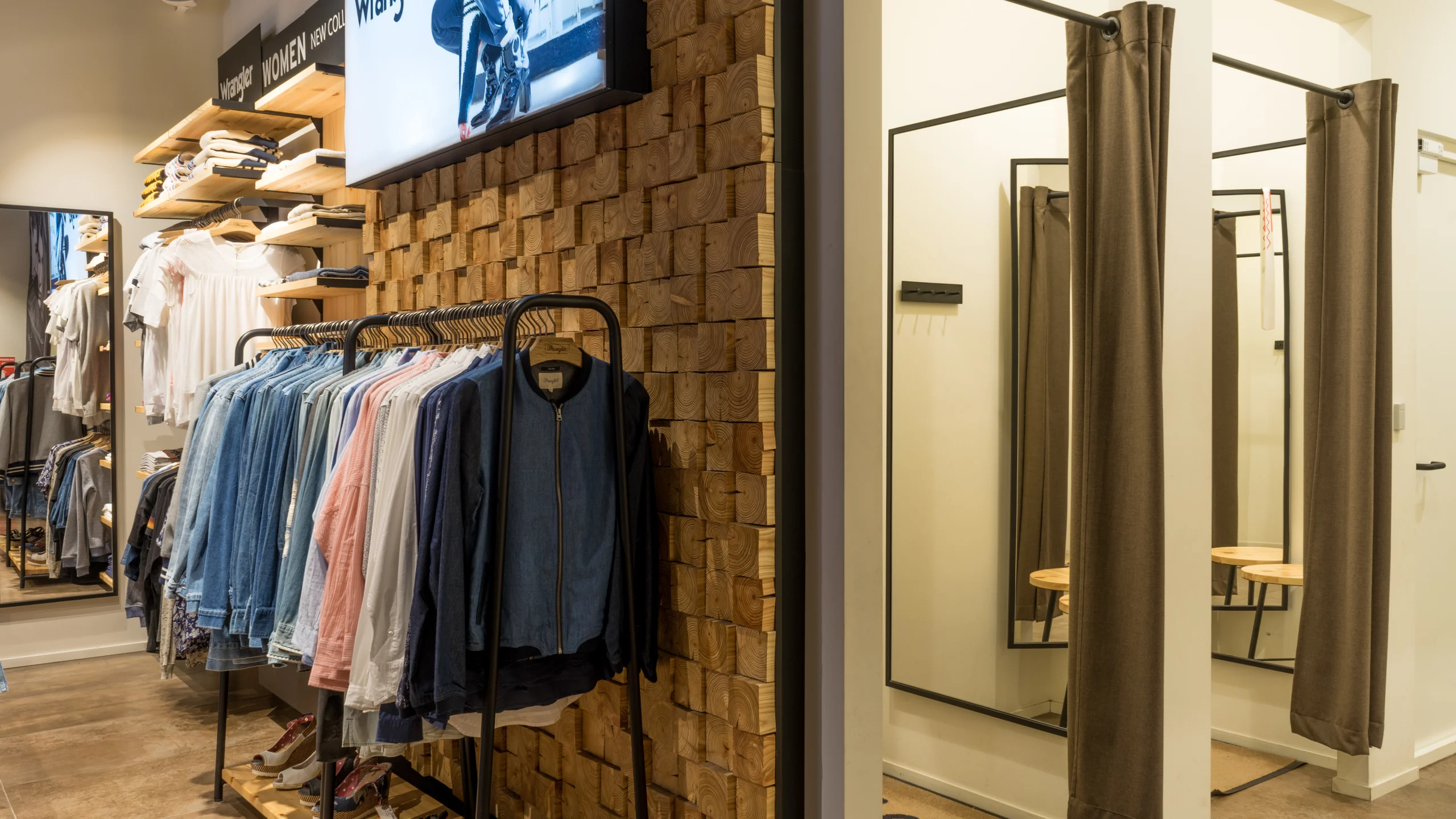 Магазин Lee Wrangler в ТЦ Outlet Village Vnukovo - 4