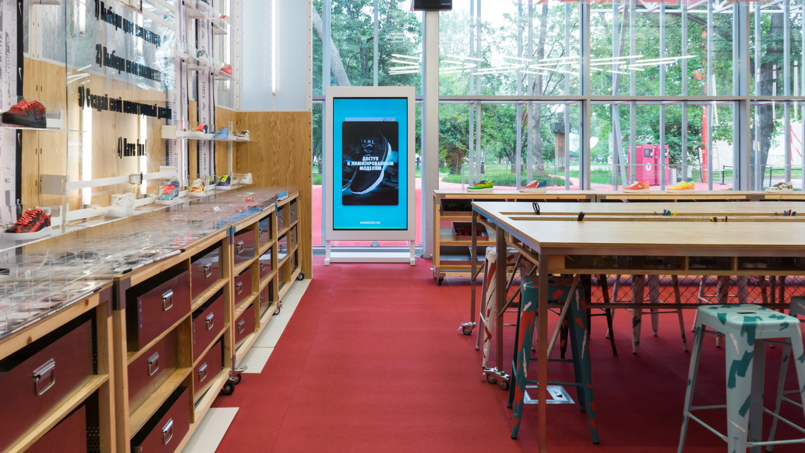 Экраны с тачскрином в Nike Box - 1