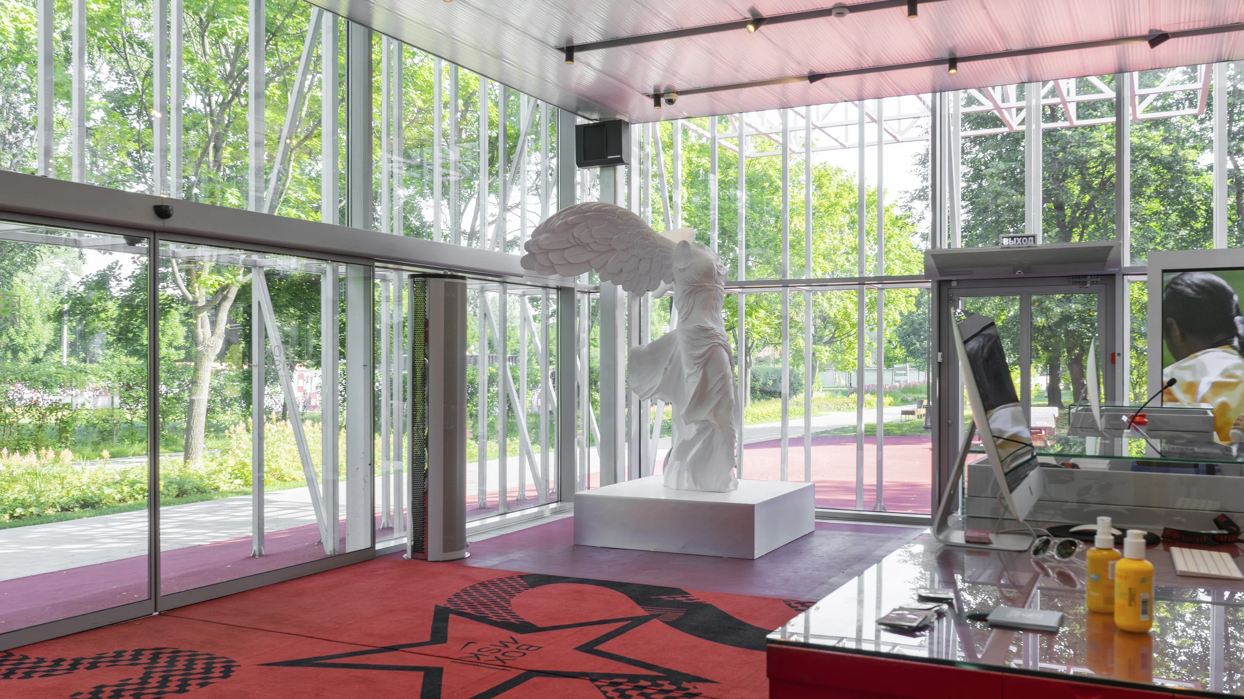 Статуя Ника в Nike Box - 1