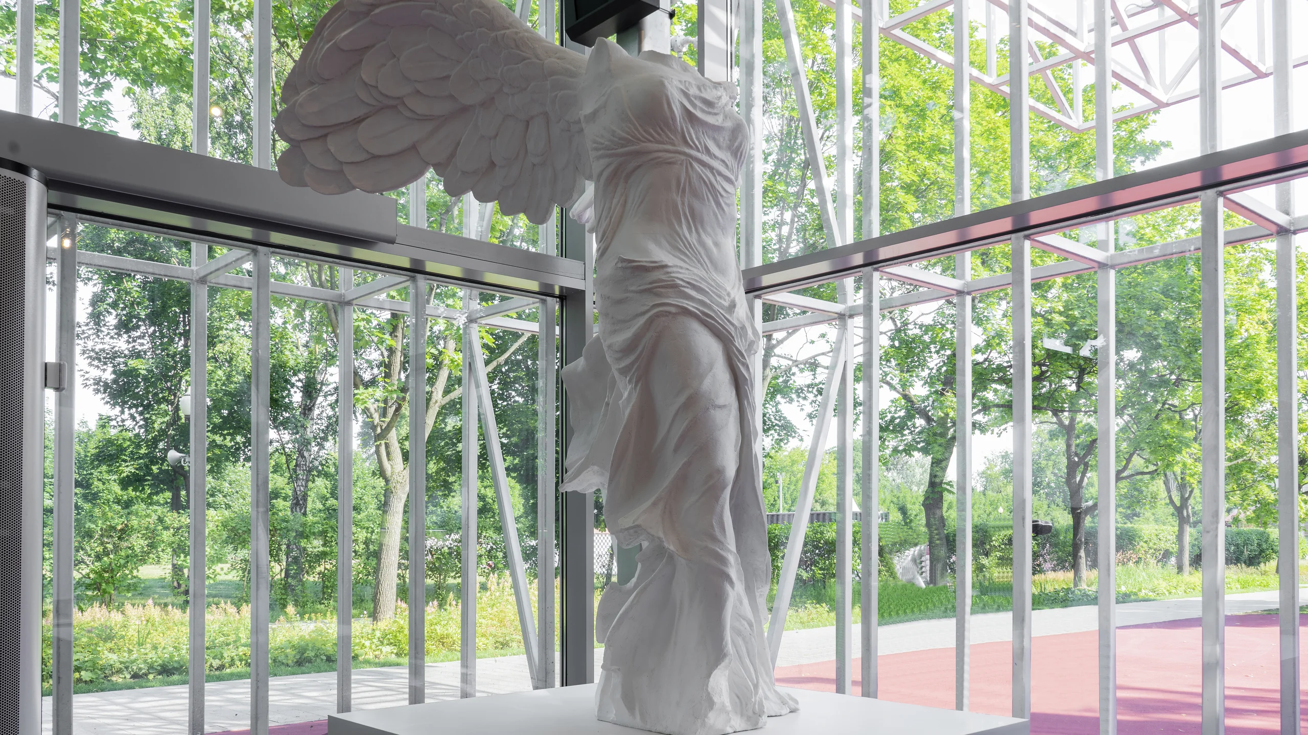 Статуя Ника в Nike Box - 2