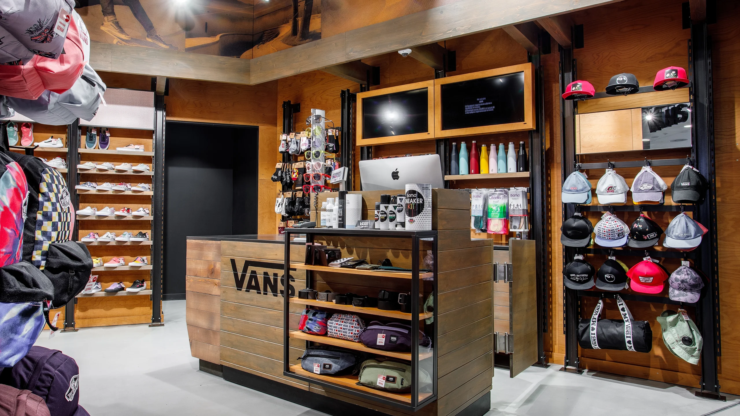 Магазин Vans в ТЦ Галерея - 3