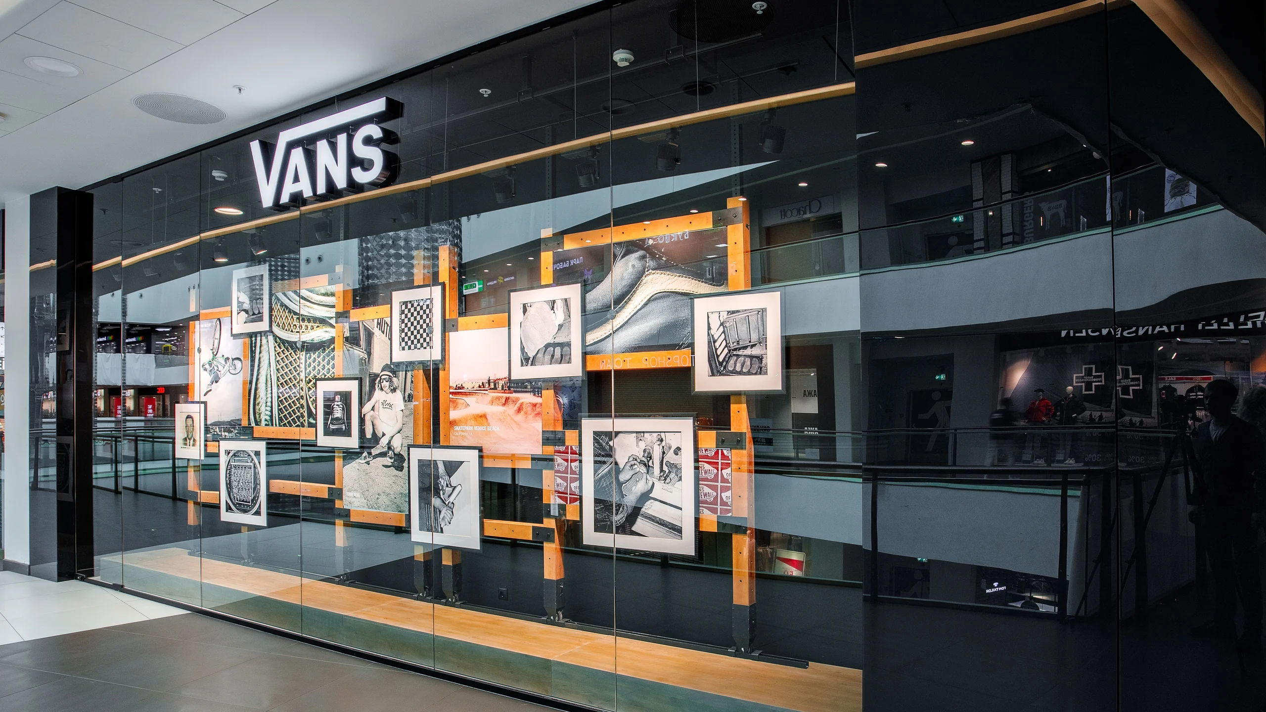 Витрина для Vans - 1