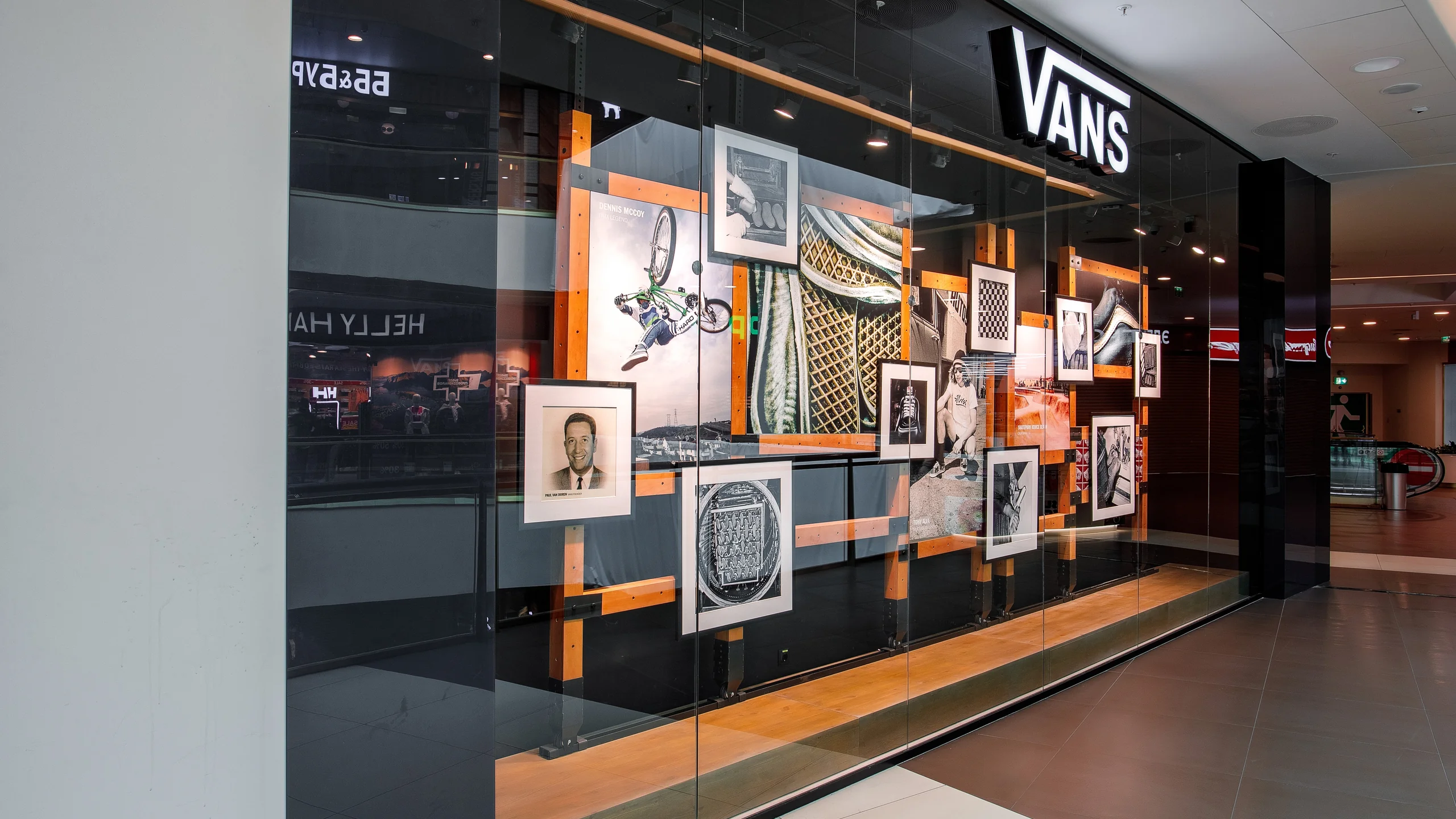 Витрина для Vans - 2