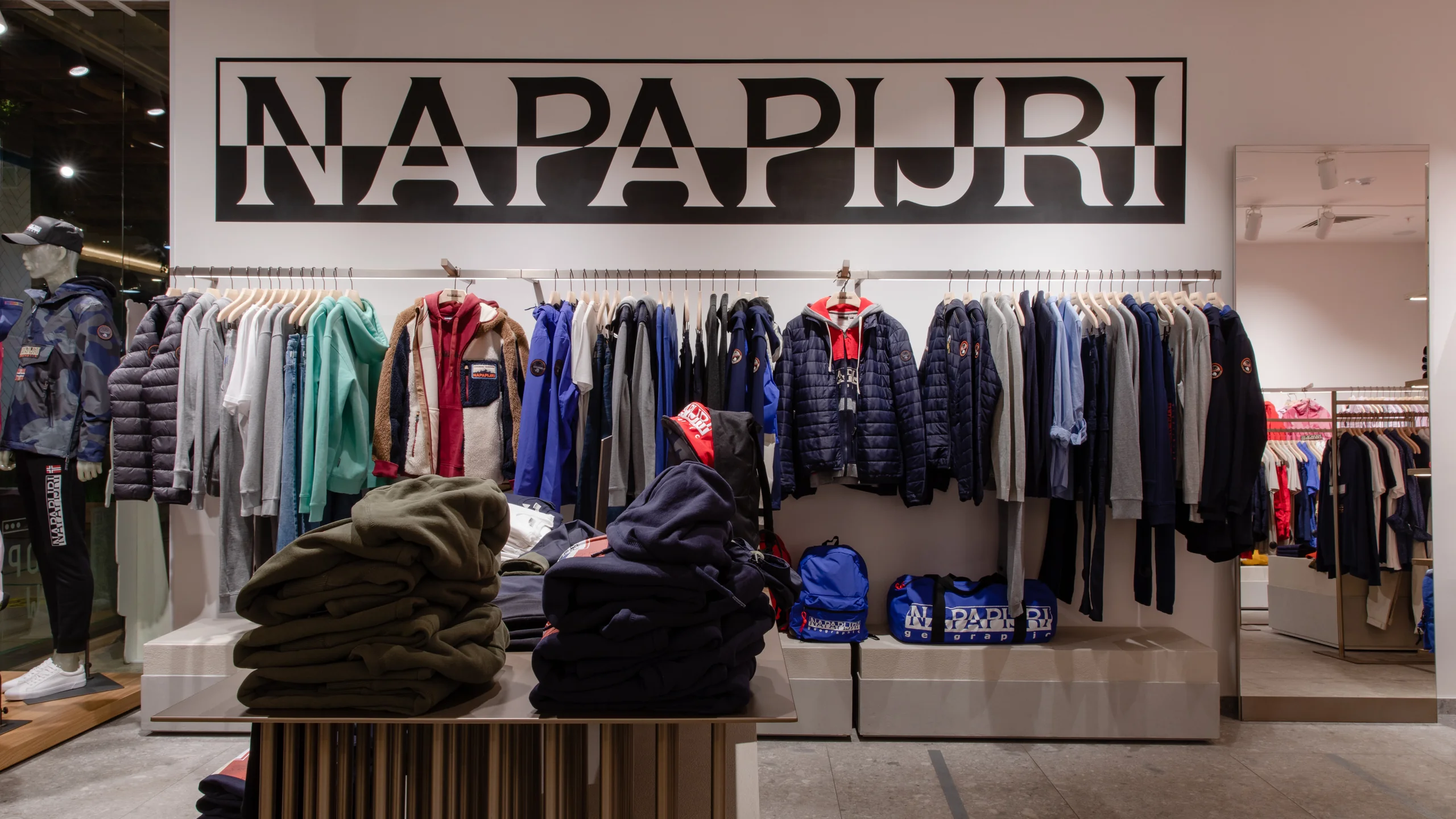Магазин Napapijri в ТЦ Горизонт - 1