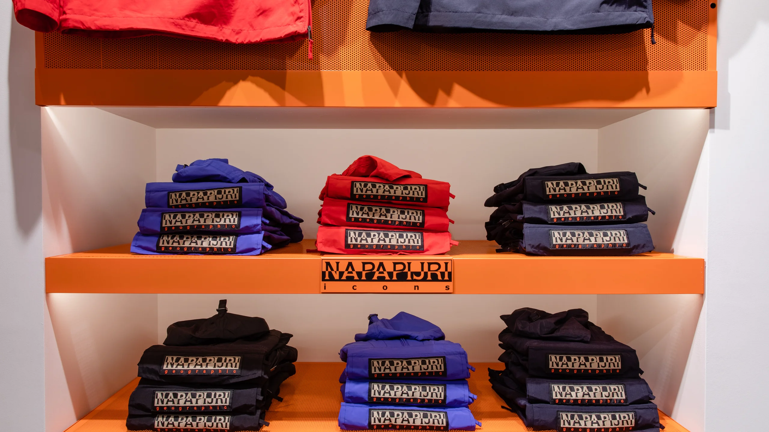 Магазин Napapijri в ТЦ Горизонт - 2