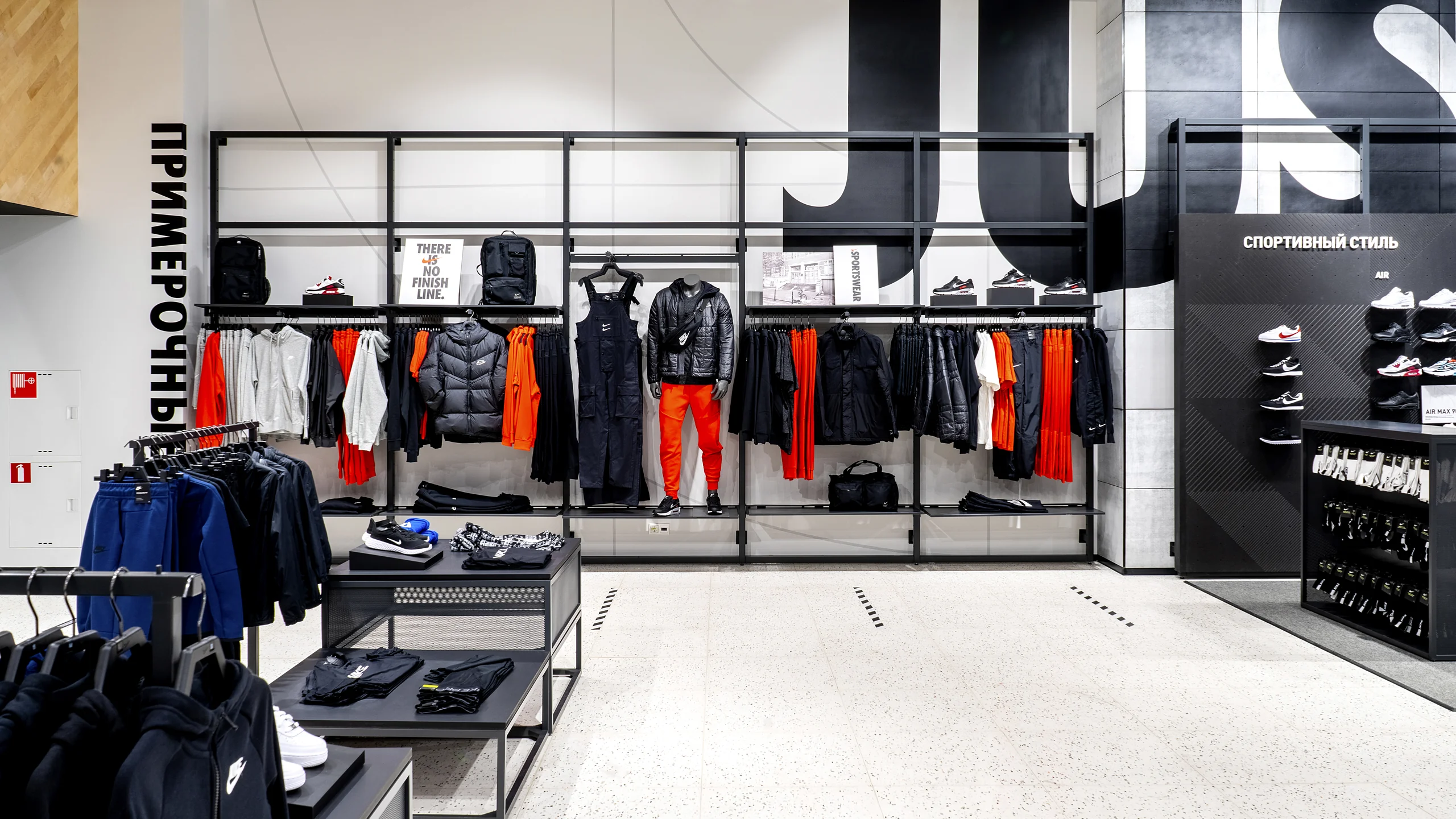 Оформление стен в Nike ТЦ Европолис - 3