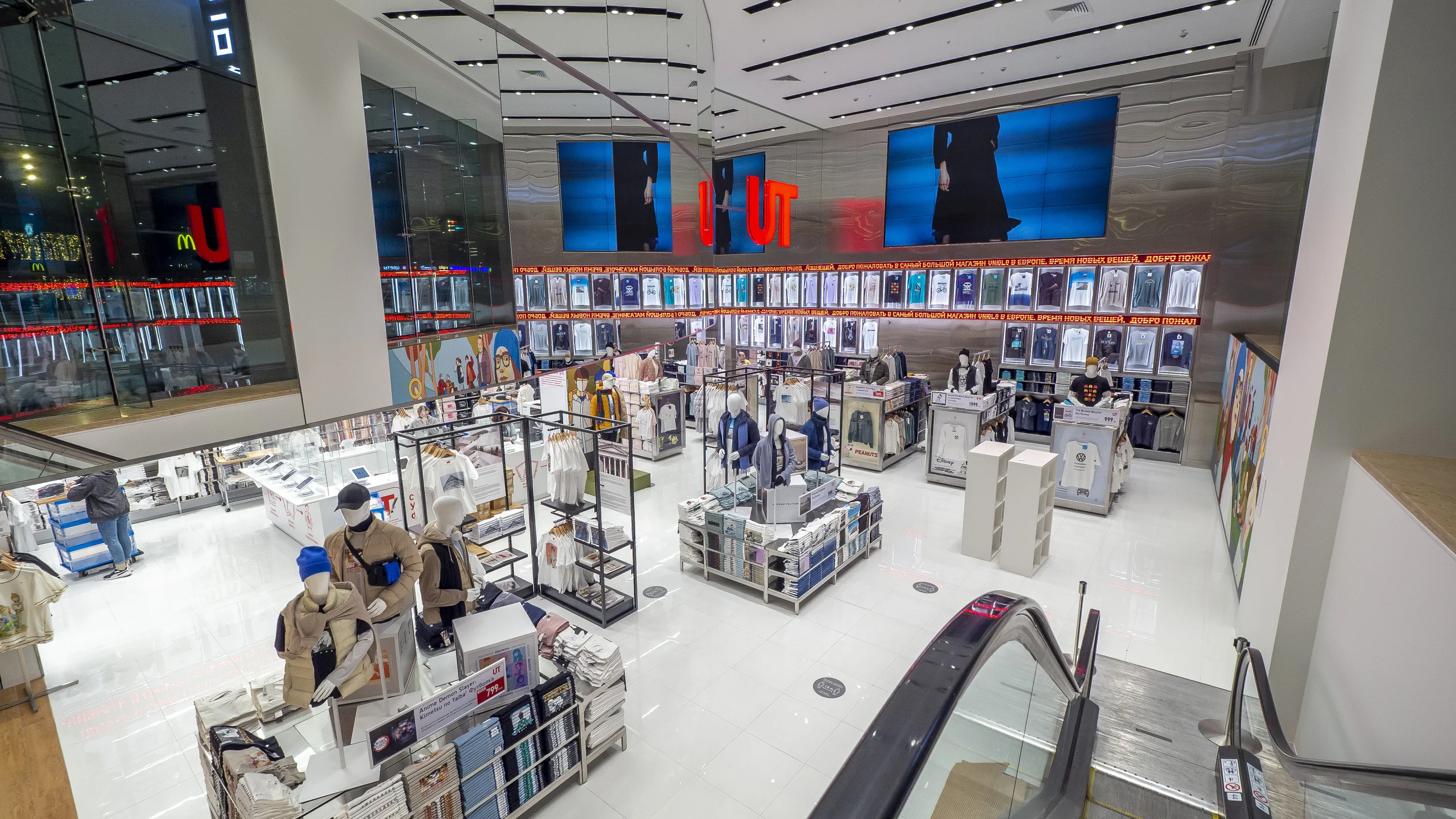 Шкафы и бегущая строка в Uniqlo - 1