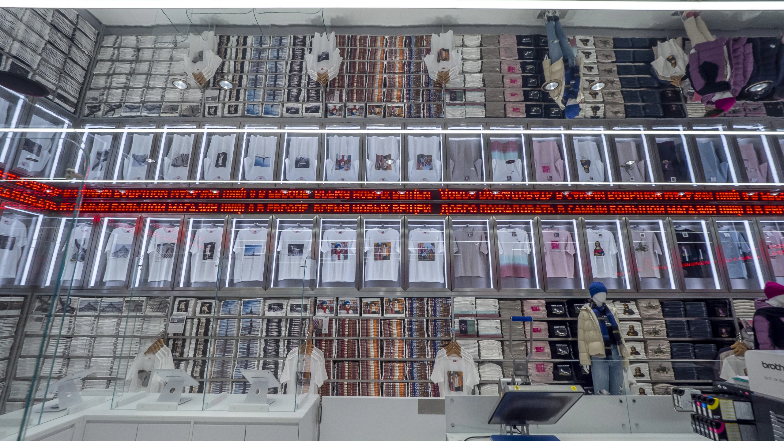 Шкафы и бегущая строка в Uniqlo - 2