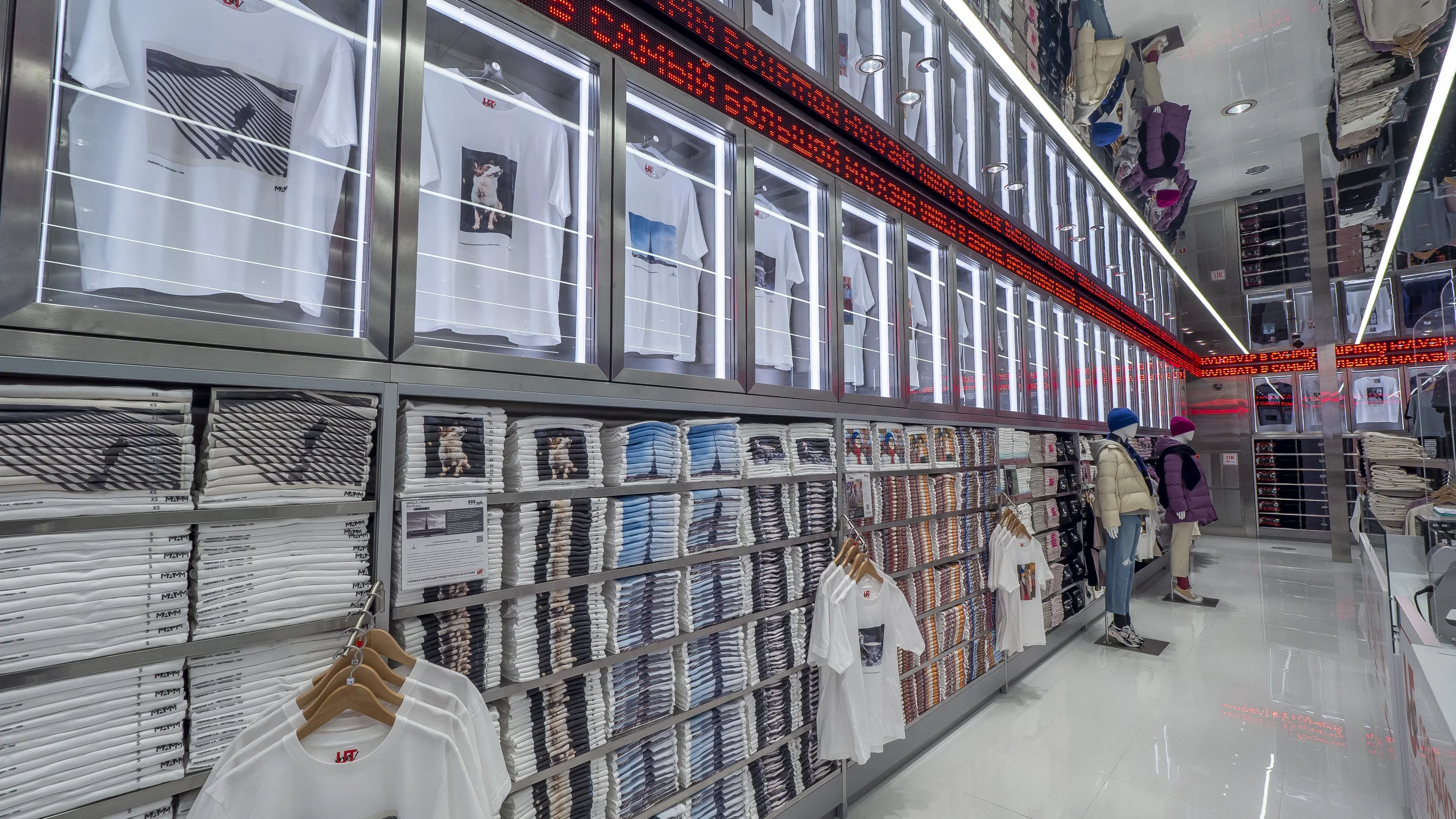 Шкафы и бегущая строка в Uniqlo - 3