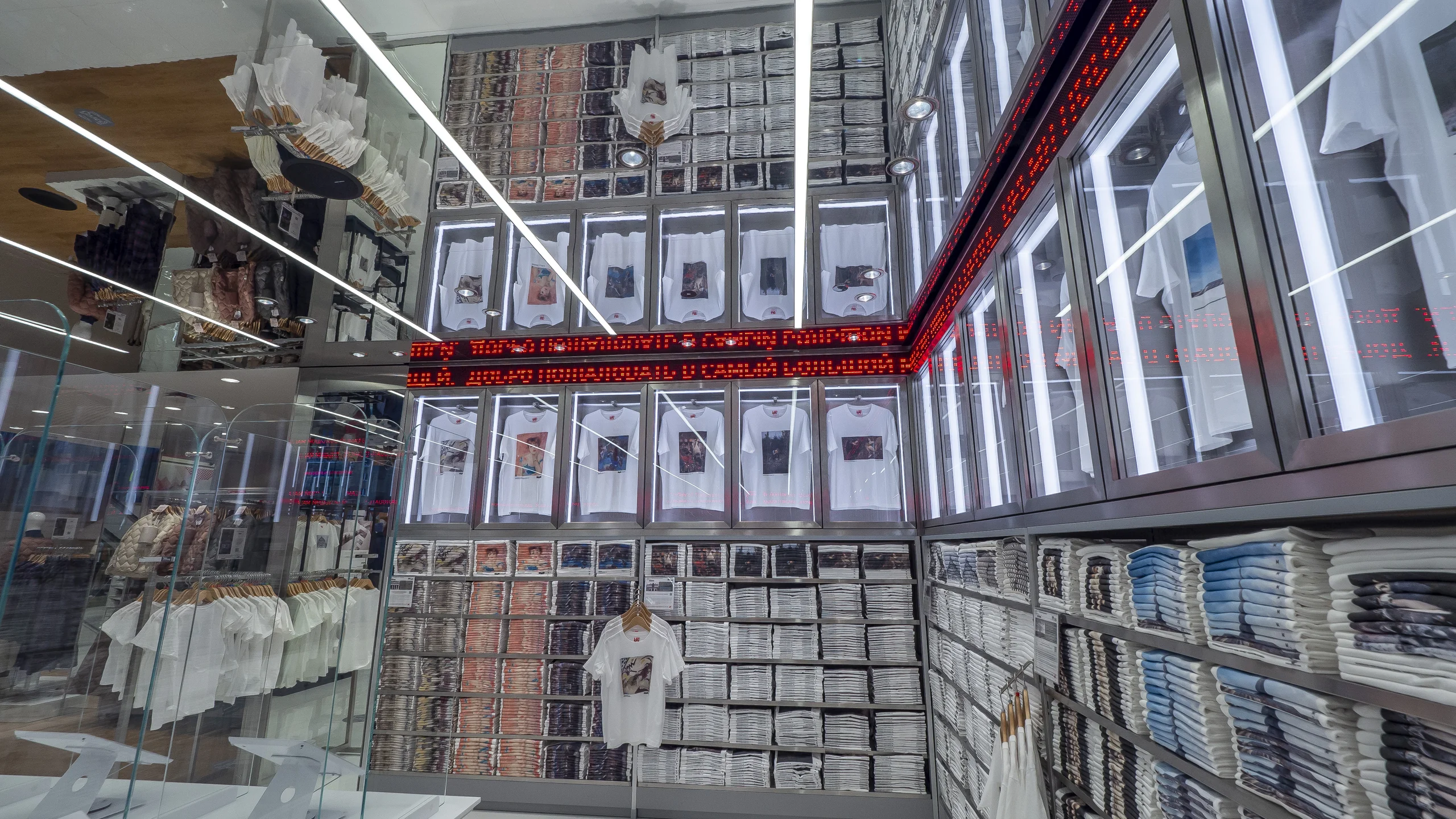 Шкафы и бегущая строка в Uniqlo - 4