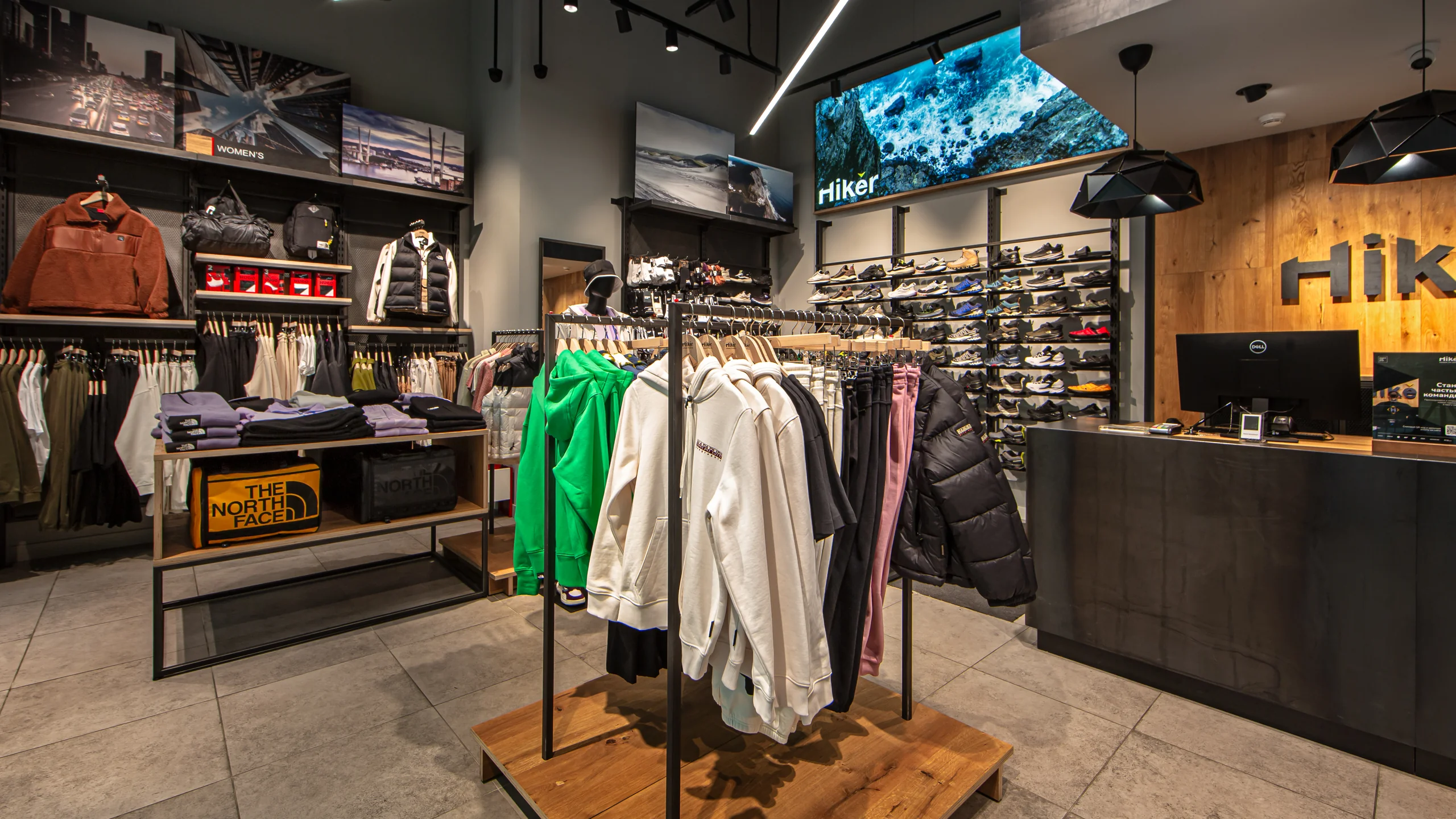 Магазин Hiker в ТЦ Метрополис - 3