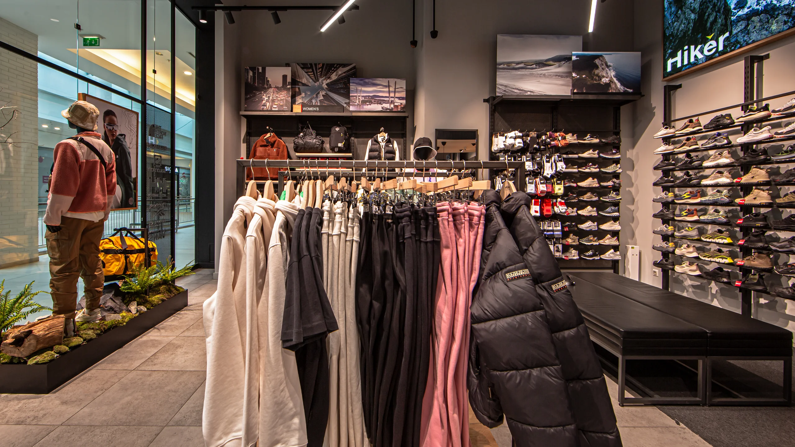 Магазин Hiker в ТЦ Метрополис - 4